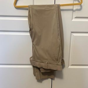 Skinny fit khakis in wrinkle resistant fabric